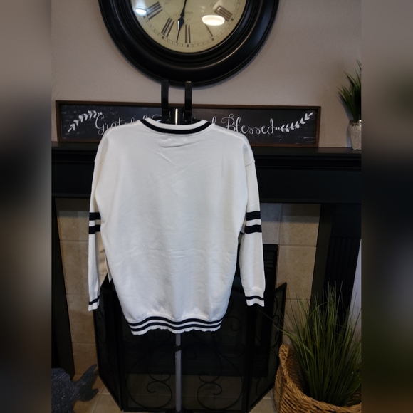 New York Ladies V-Neck Sweater - White and Navy - Picture 5 of 8